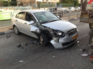  بالصور: إصابة طفيفة بحادث طرق بين مركبة وشاحنة وسط مدينة اللد